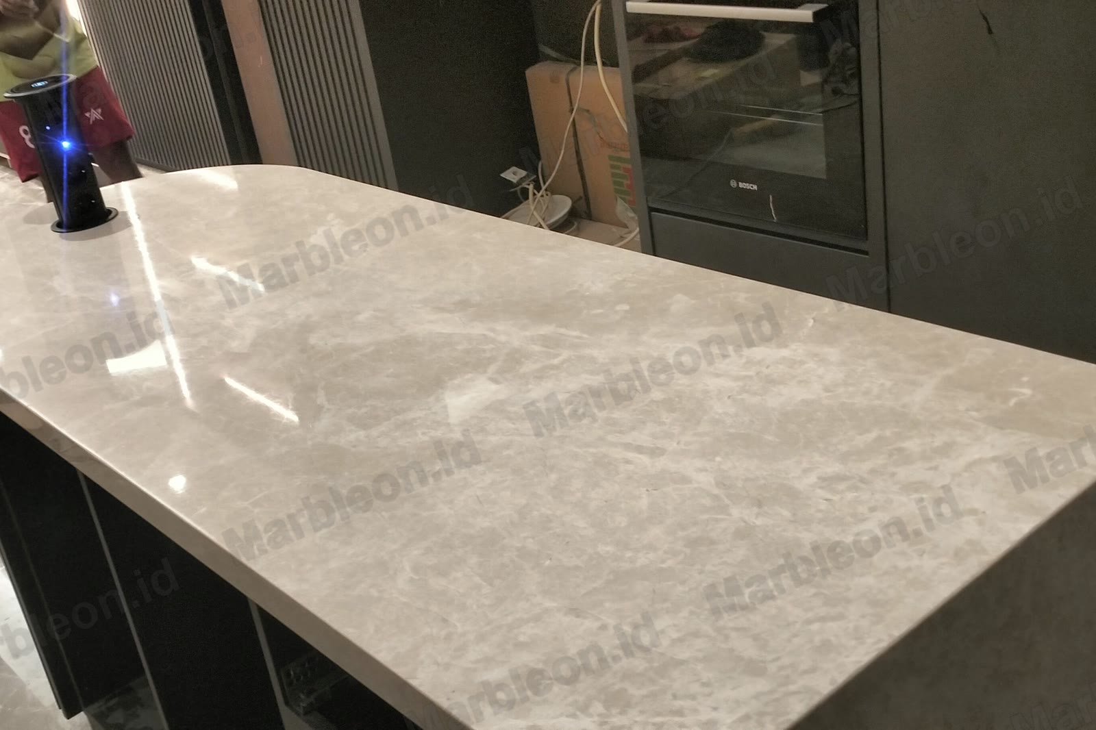 Top marmer krem pada kitchen island