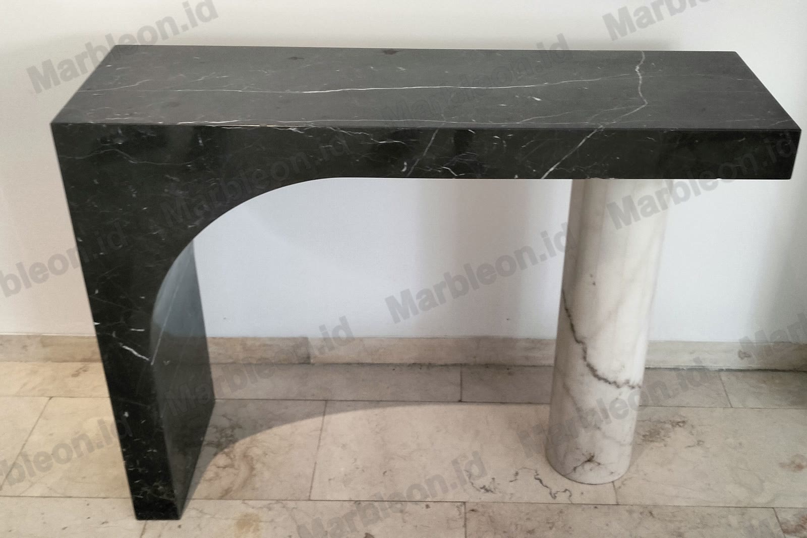 Meja console marmer hitam melengkung dengan tiang marmer putih