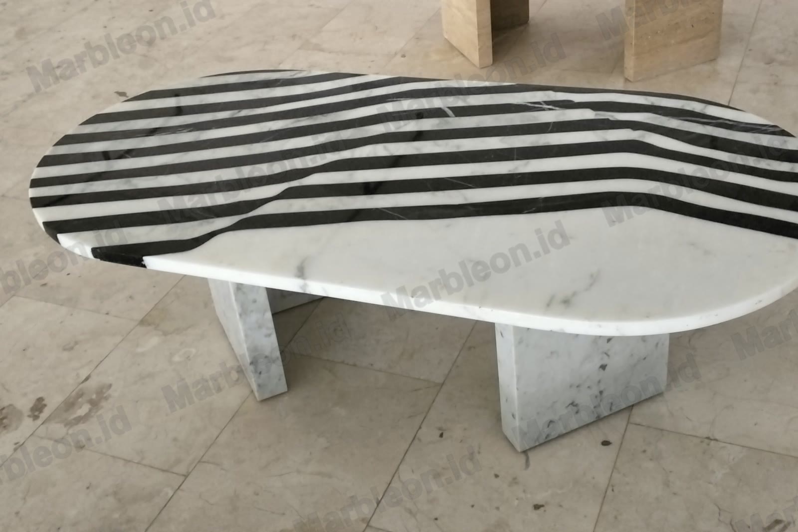 Meja kopi oval bermotif garis marmer hitam dan putih