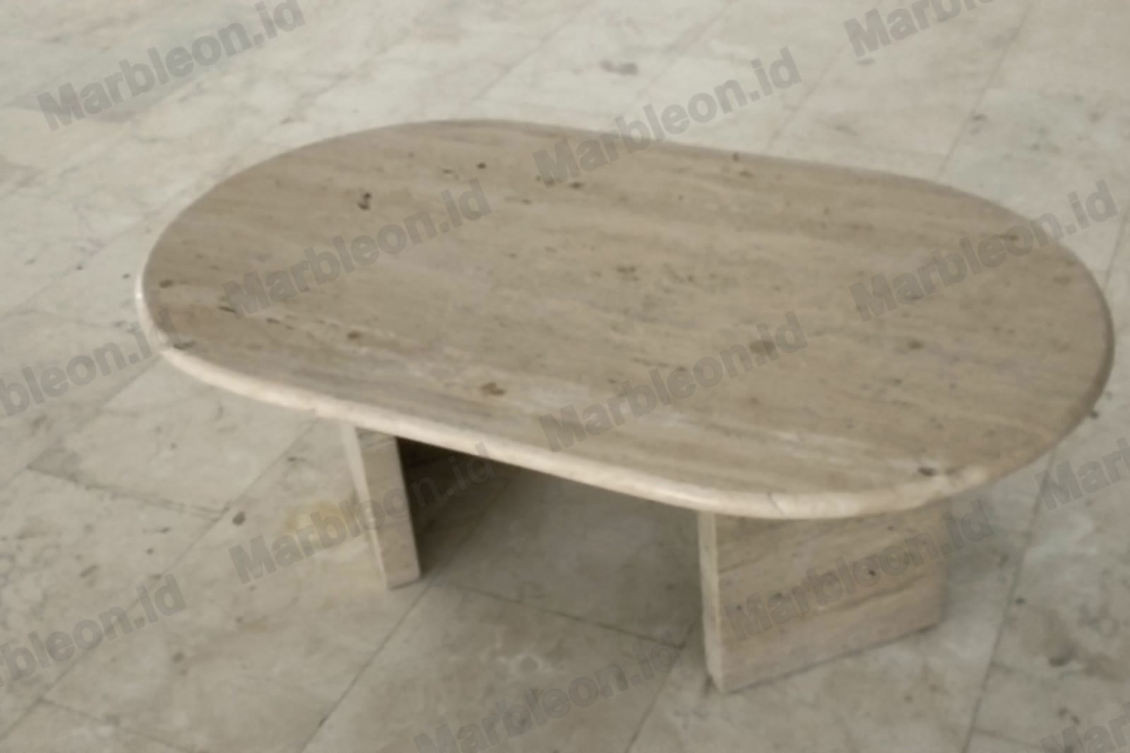 Meja kopi oval travertine krem dengan kaki lempeng