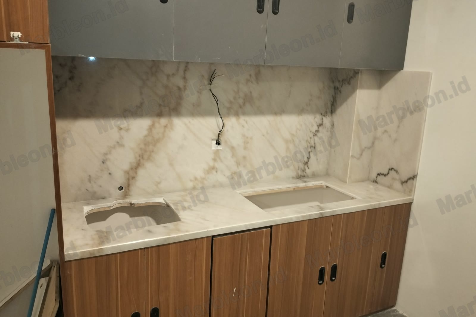 Top dapur dan dinding belakang marmer putih berurat keemasan