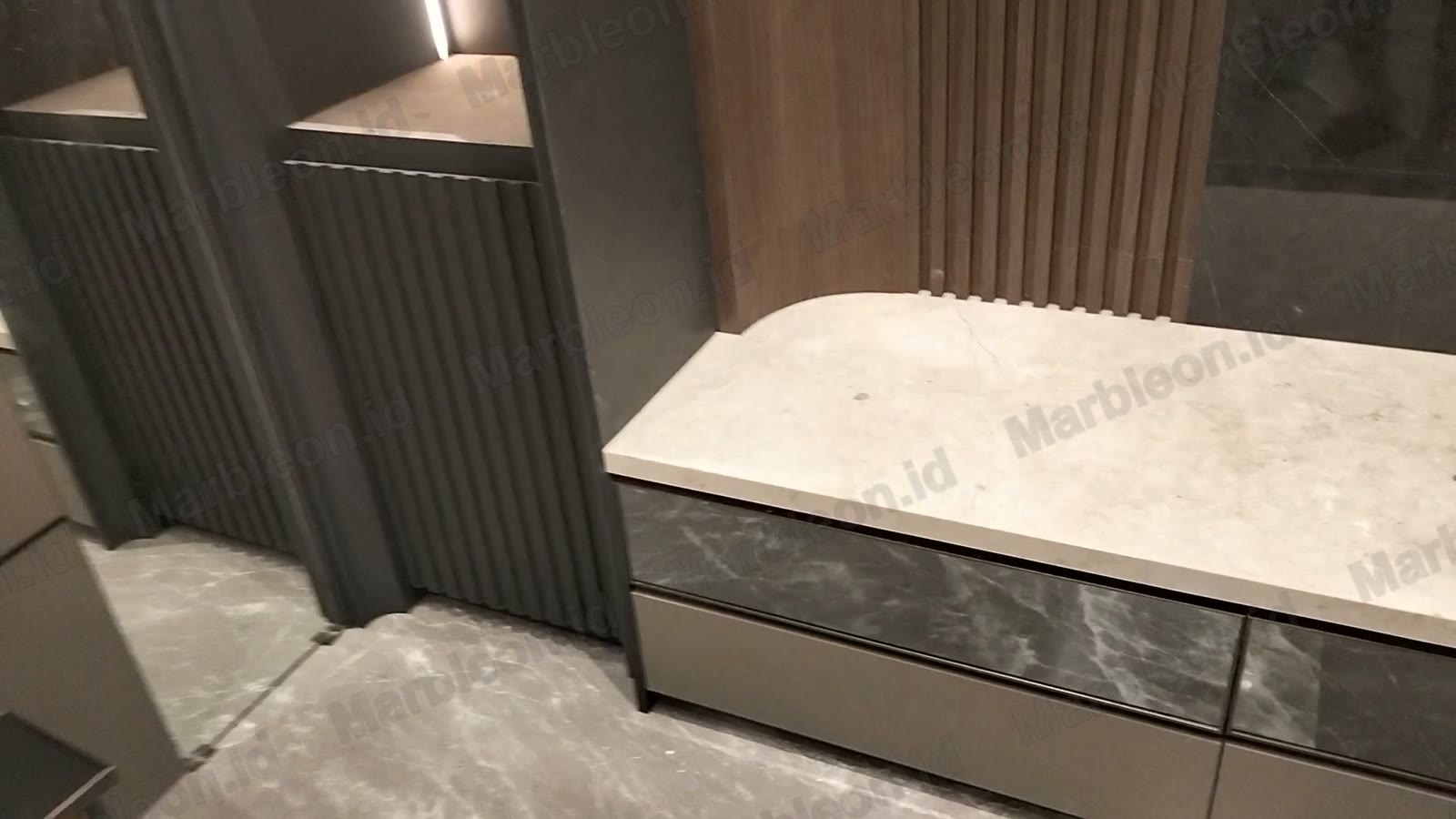 Top marmer krem muda di atas kabinet TV panjang dengan laci abu-abu