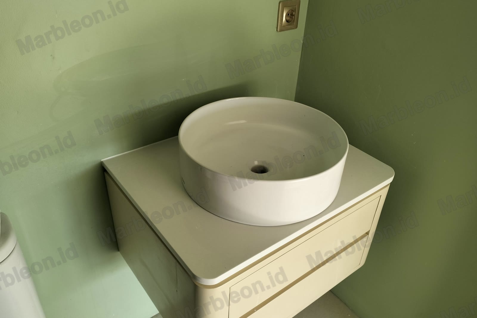 Top wastafel putih dengan kabinet gantung